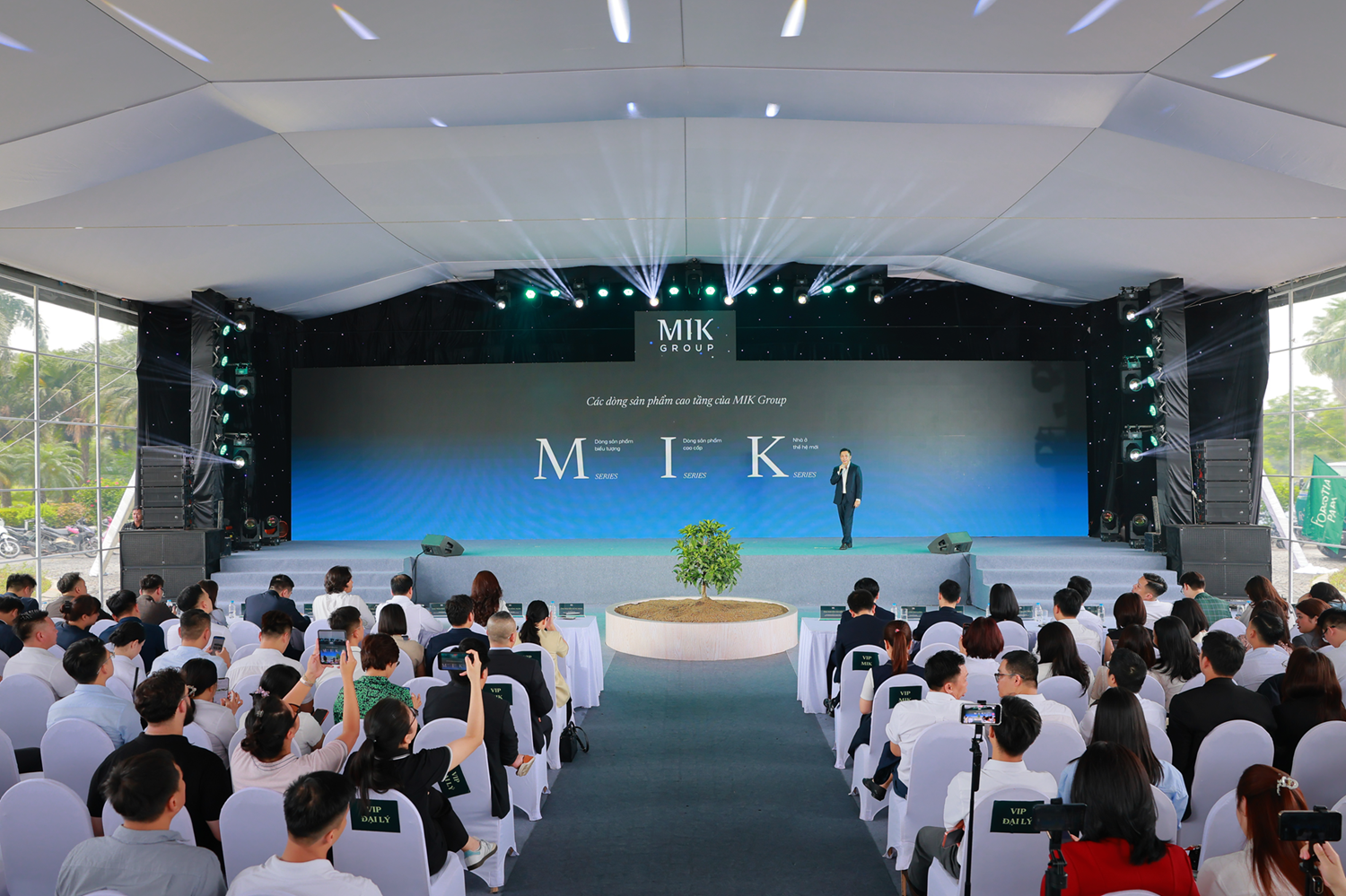 Lãnh đạo MIK Group phát biểu trên sân khấu giới thiệu các dòng sản phẩm M Series trước đông đảo khách tham dự