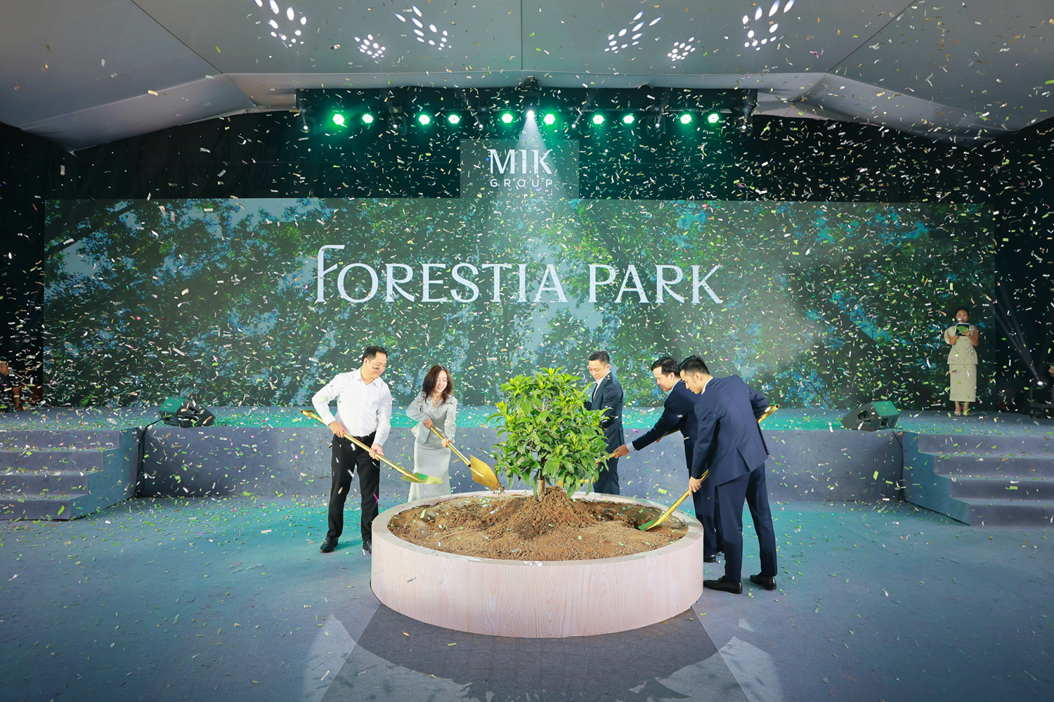 Nghi thức khởi công Forestia Park trên sân khấu, lãnh đạo MIK Group trồng cây giữa pháo giấy