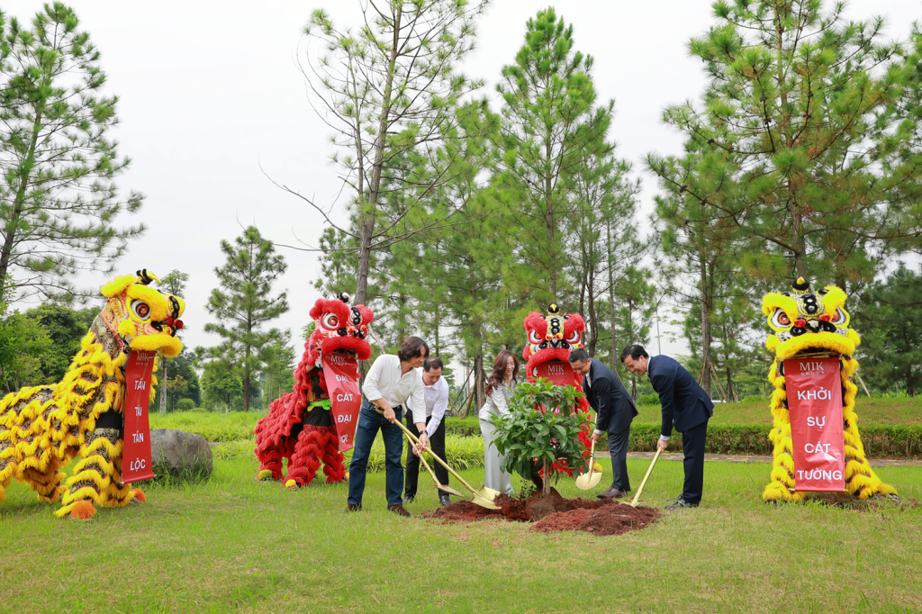 Nghi thức trồng cây khởi công dự án Forestia Park ngoài trời với múa lân sư rồng